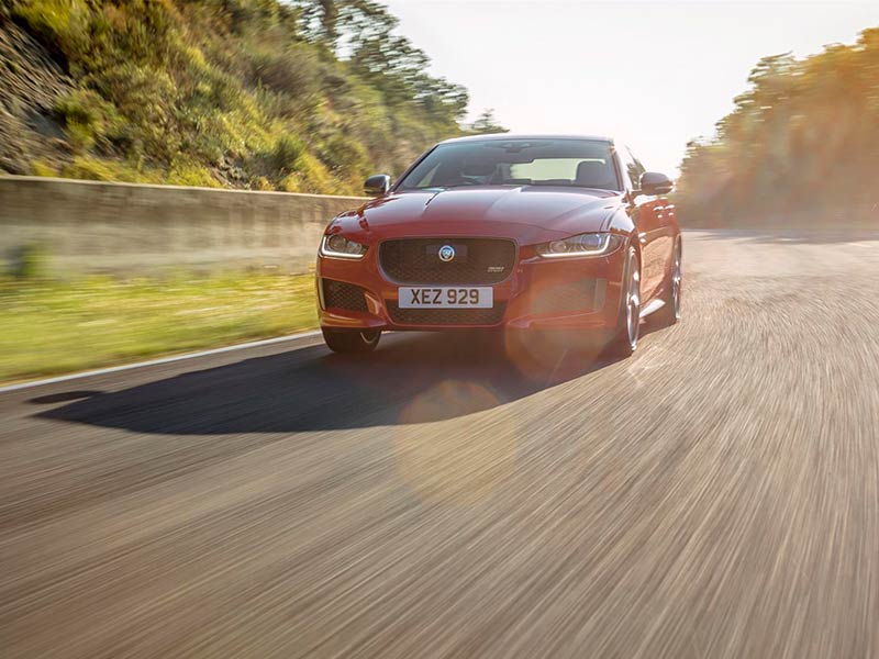 جاكوار XE تسجل إنجازاً جديداً على حلبة سباقات منسية في فرنسا